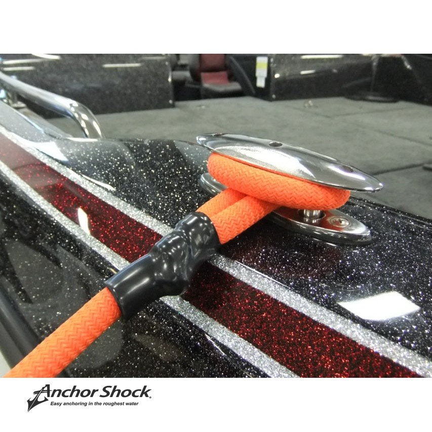 Double Shock met de lus om de bolder op het voordek van een boot