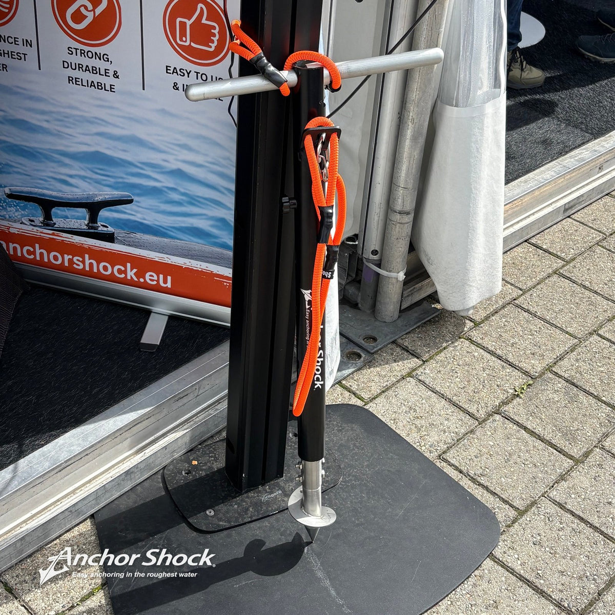 Shore Shock met een oranje Anchor Shock-lijn op de Anchor Shock-stand tijdens de HISWA 2026